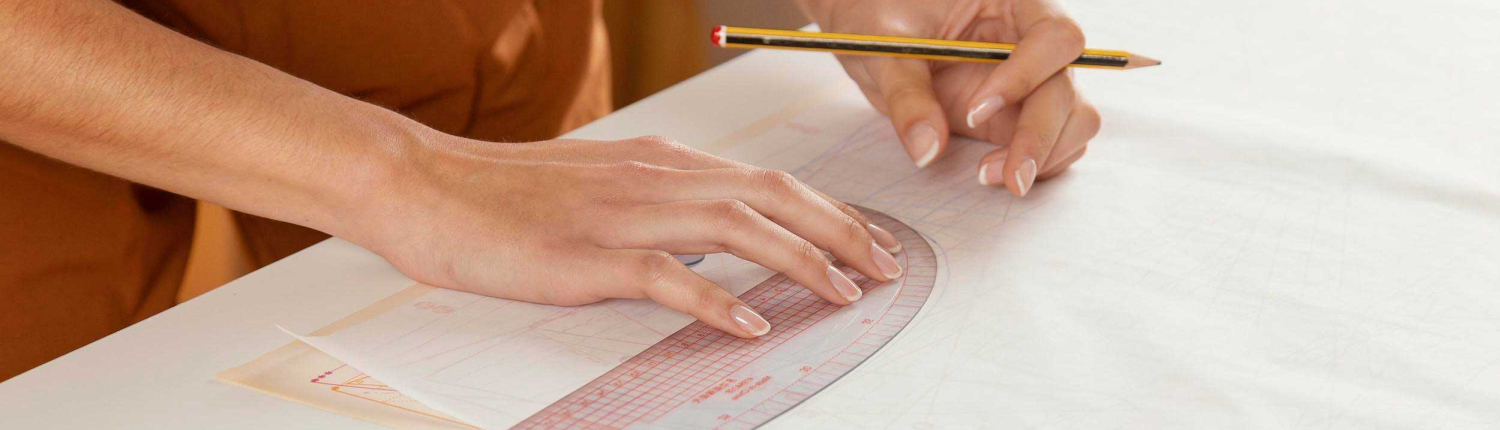 close-up-hands-with-ruler-pencil01 設計概念草圖與2D/3D提案示意